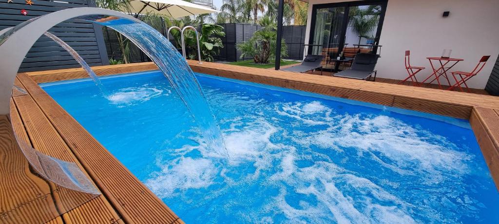 - une piscine avec une fontaine dans une maison dans l'établissement La Maison della Valle, à Agrigente