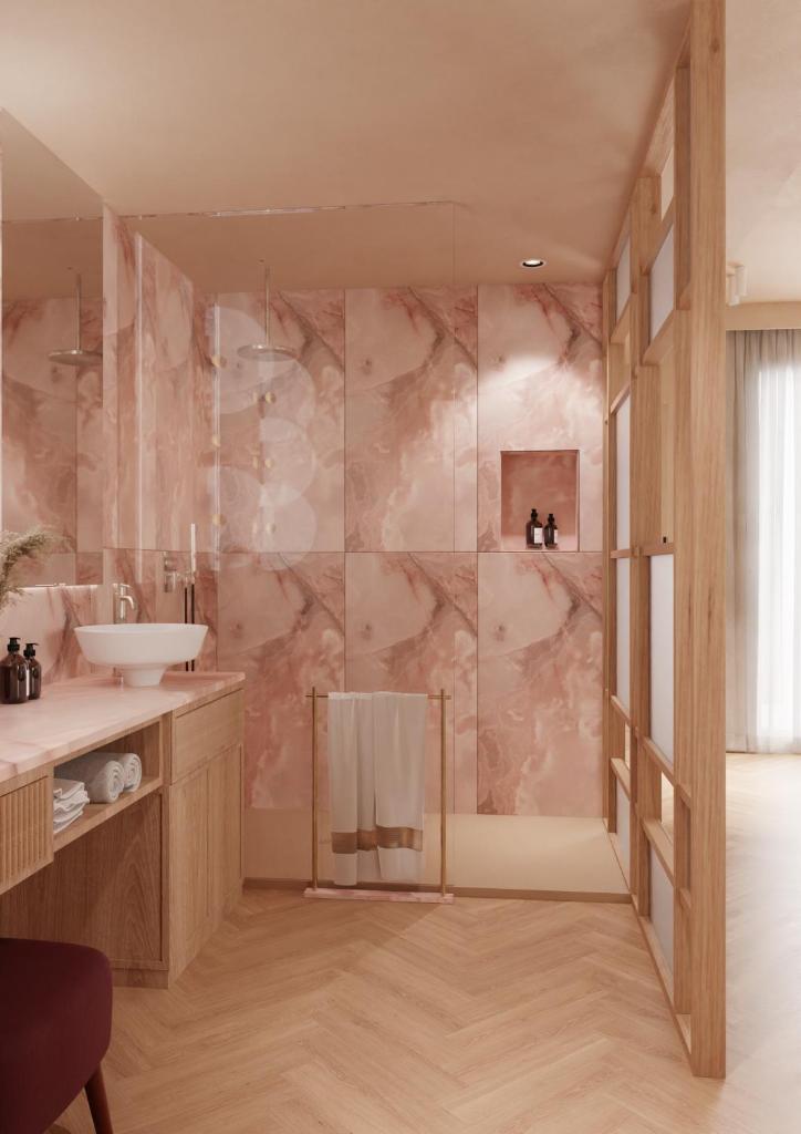 une salle de bain avec douche et lavabo dans l'établissement Baia del Mar Beach Boutique Hotel, à Lido di Jesolo