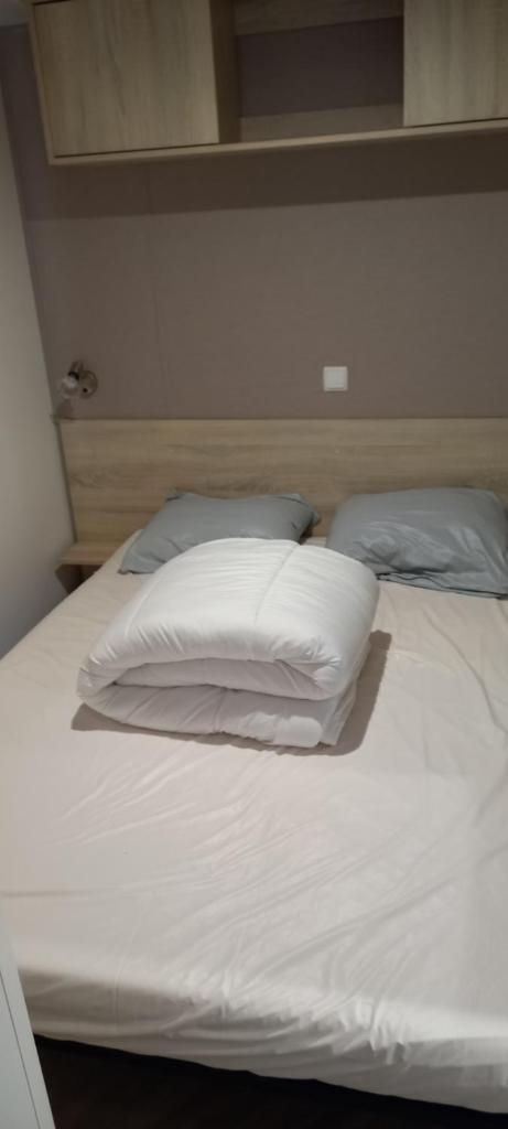 un grand lit blanc avec deux oreillers dessus dans l'établissement MH 502 Bois Dormant annexe, à Saint-Jean-de-Monts 3 autres photos