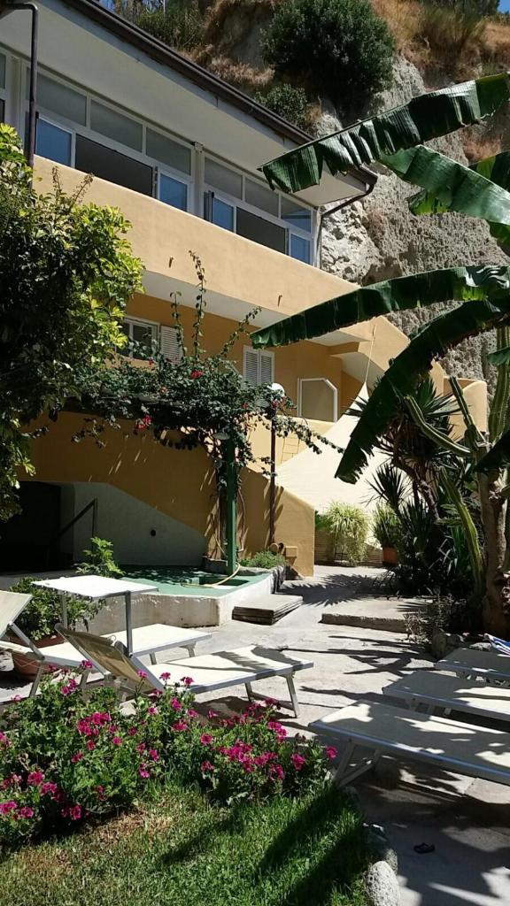 un bâtiment avec un bouquet de fleurs devant dans l'établissement Albergo Olmitello - cucina vegetariana bio e tradizionale, à Ischia