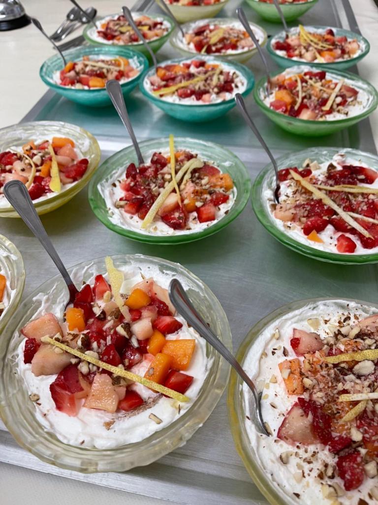 une table recouverte de assiettes de nourriture dans des bols dans l'établissement Albergo Olmitello - cucina vegetariana bio e tradizionale, à Ischia 21 autres photos