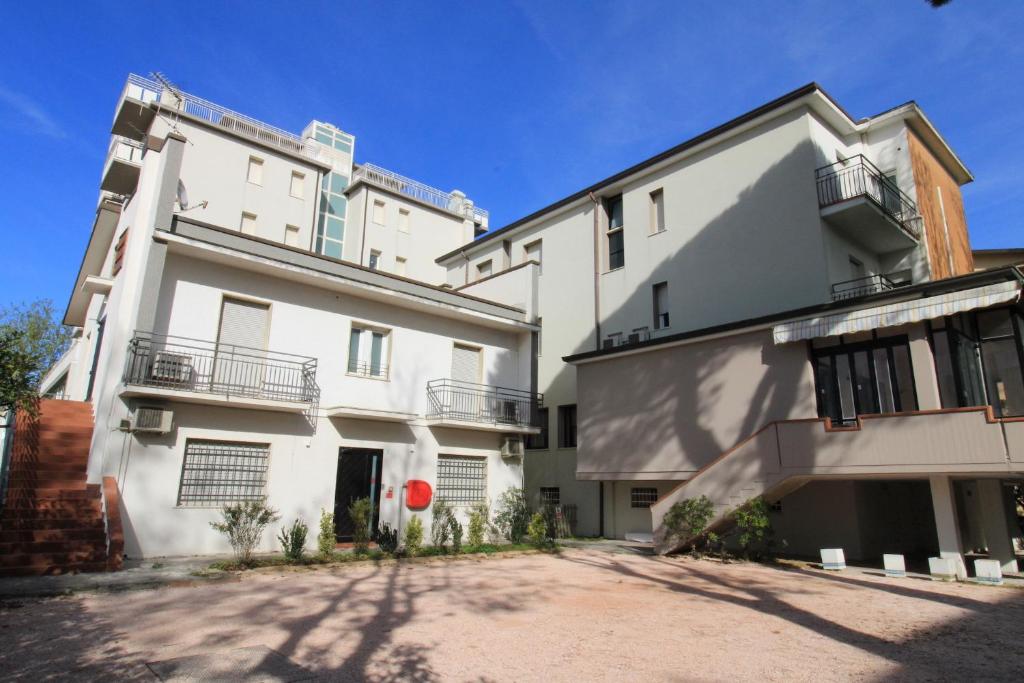 deux bâtiments blancs côte à côte dans l'établissement RESIDENZA ANNESSA Hotel Duca di Kent, à Cesenatico