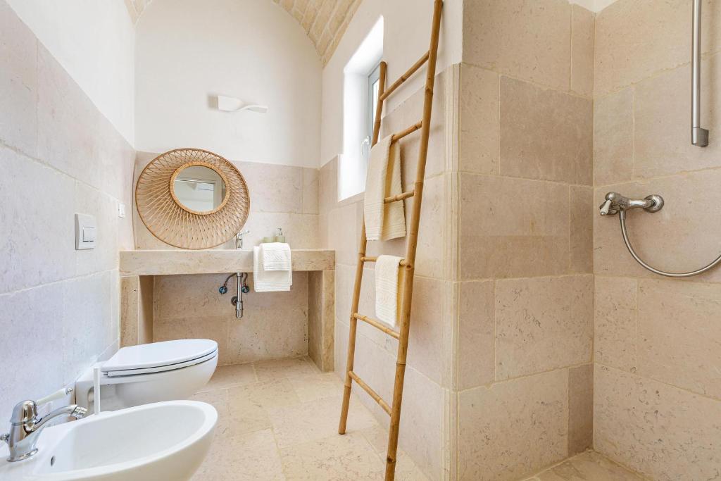 une salle de bain avec toilettes et lavabo dans l'établissement Borgo Treffe by Perle di Puglia, à Carovigno 82 autres photos