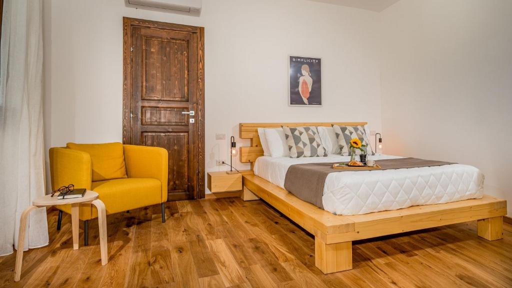 - une chambre avec un lit et une chaise jaune dans l'établissement VILLA CUTRERA 8, Emma Villas, à Chiaramonte Gulfi 51 autres photos