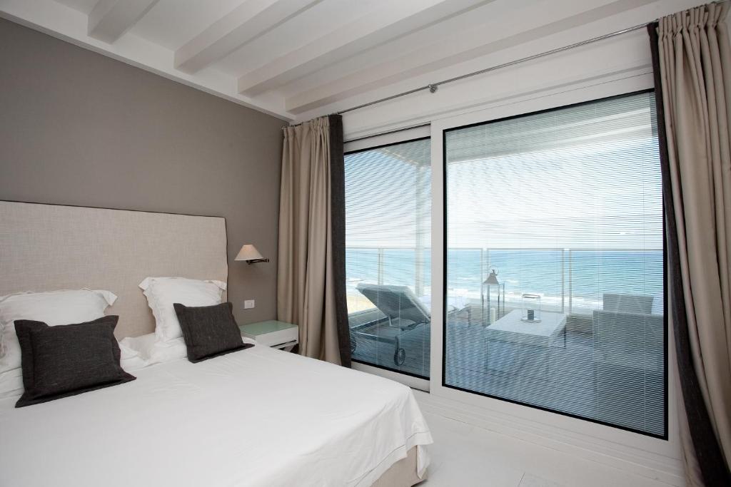 une chambre avec un lit et une grande fenêtre dans l'établissement Hotel Ril, à Lido di Jesolo