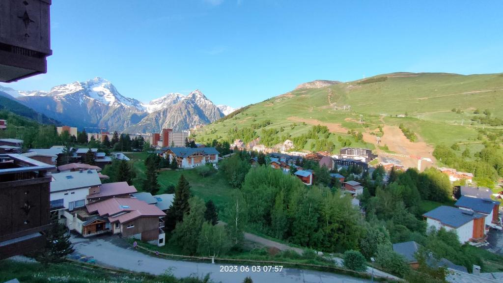 une ville dans une vallée avec des montagnes en arrière-plan dans l'établissement Studio Cabine 4 pers Les2Alpes 21m², à Les Deux Alpes