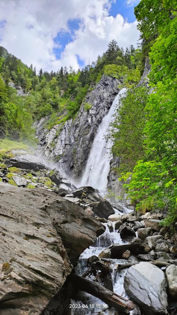 une cascade sur le côté d'une montagne rocheuse dans l'établissement Studio Cabine 4 pers Les2Alpes 21m², à Les Deux Alpes