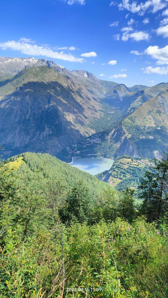 une vue d'une montagne avec un lac dans une vallée dans l'établissement Studio Cabine 4 pers Les2Alpes 21m², à Les Deux Alpes 20 autres photos