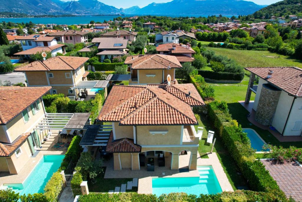 - une vue aérienne sur une villa dans un complexe dans l'établissement Villa Iris, à Manerba del Garda