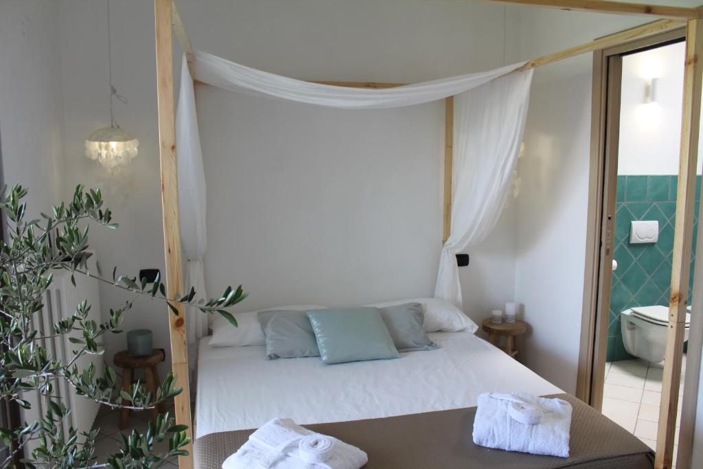 - une petite chambre avec un lit et une salle de bains dans l'établissement Villa CliCla - Pool, sea,hommock swing and laziness, à Imperia