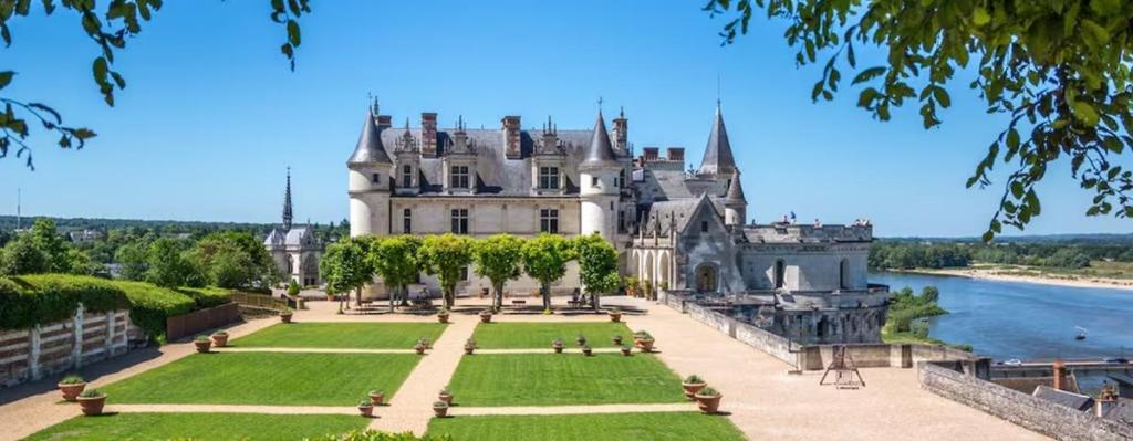 un vieux château avec un jardin en face dans l'établissement Mobil-Home 4 étoiles avec piscine proche de Blois, à Onzain