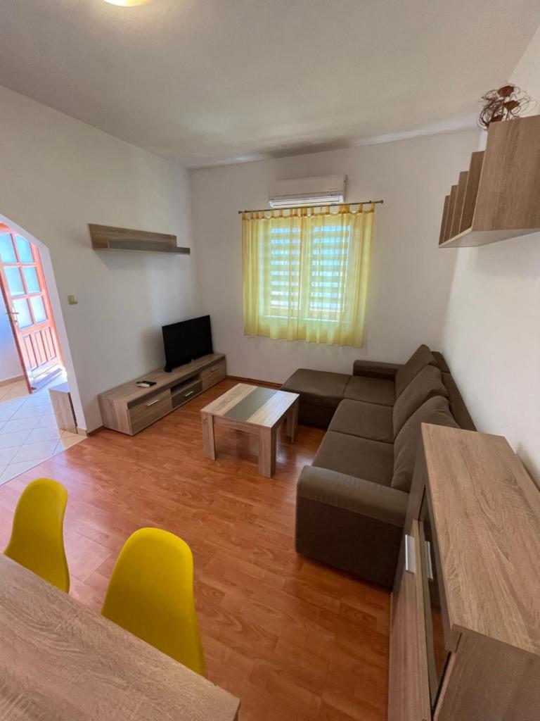 Apartments Belic with pool 4