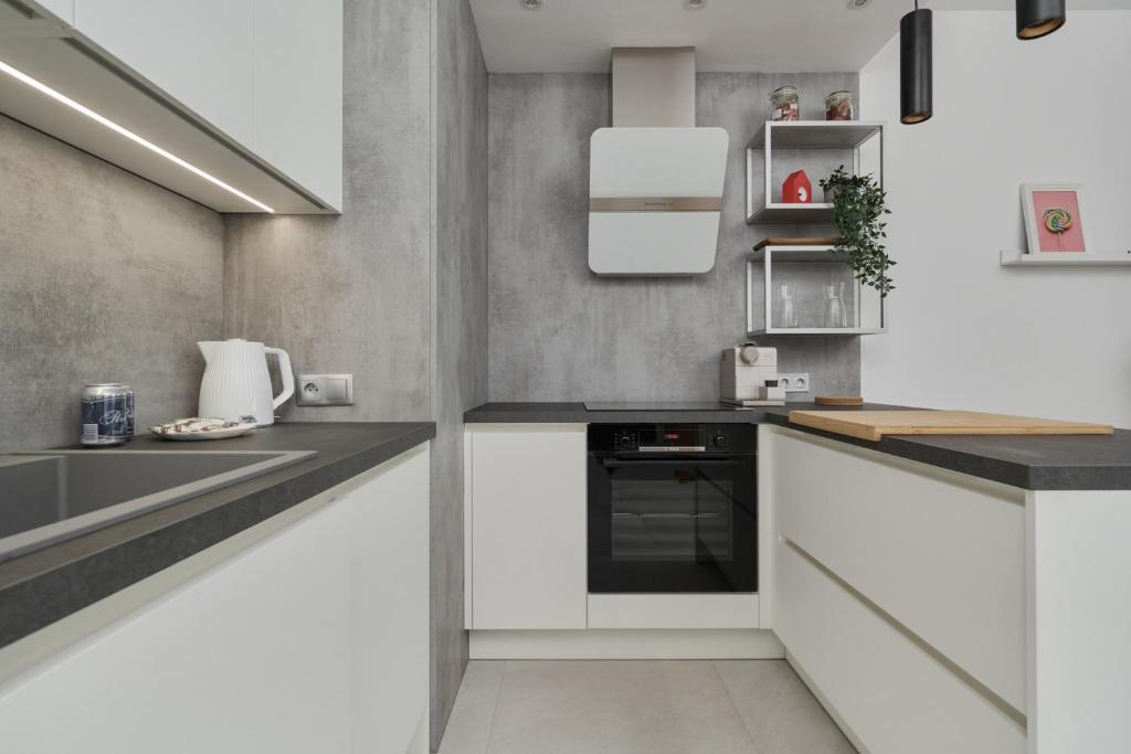 Lwowska Apartment by the Malta Lake with Parking by Renters Prestige 8