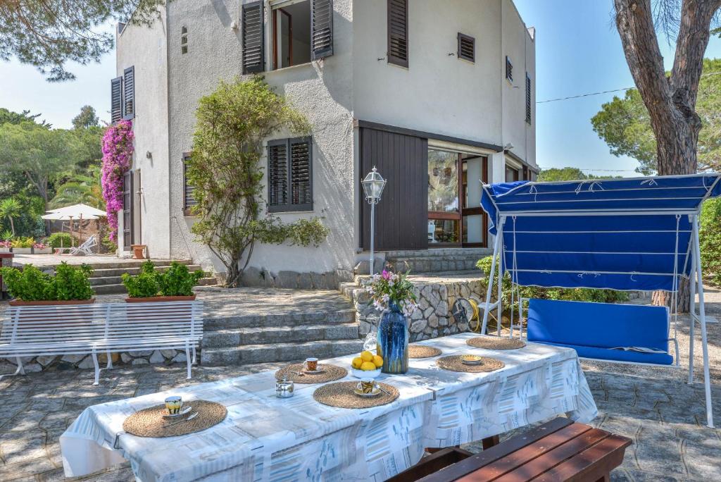 une table devant une maison dans l'établissement Villa Ottagonale, à Capoliveri