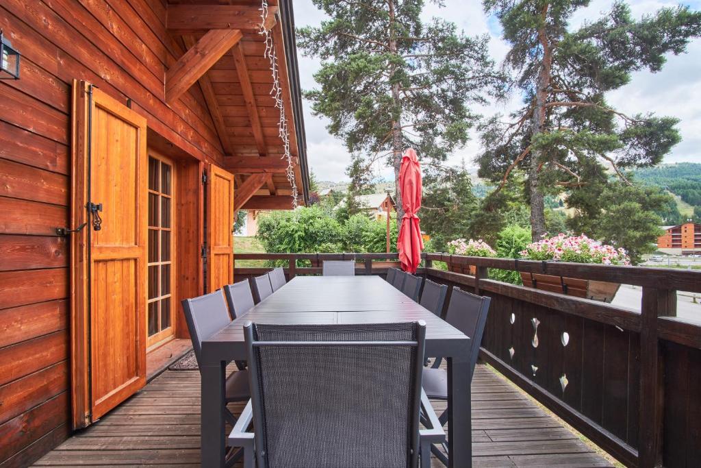- une table à manger sur le pont d'une cabine dans l'établissement Chalet Le Grand Cerf, à Saint-Étienne-en-Dévoluy