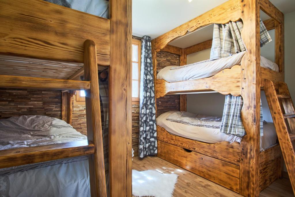 - une chambre avec 2 lits superposés dans une cabine dans l'établissement Chalet Le Grand Cerf, à Saint-Étienne-en-Dévoluy