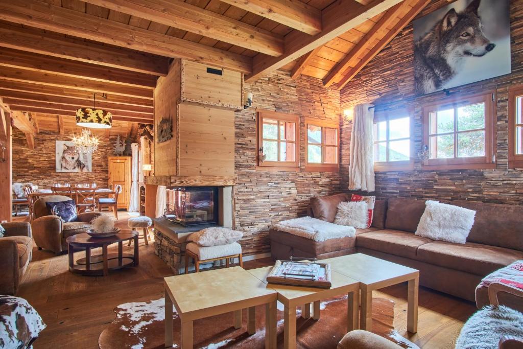 - un salon doté de meubles et d'un mur en briques dans l'établissement Chalet Le Grand Cerf, à Saint-Étienne-en-Dévoluy