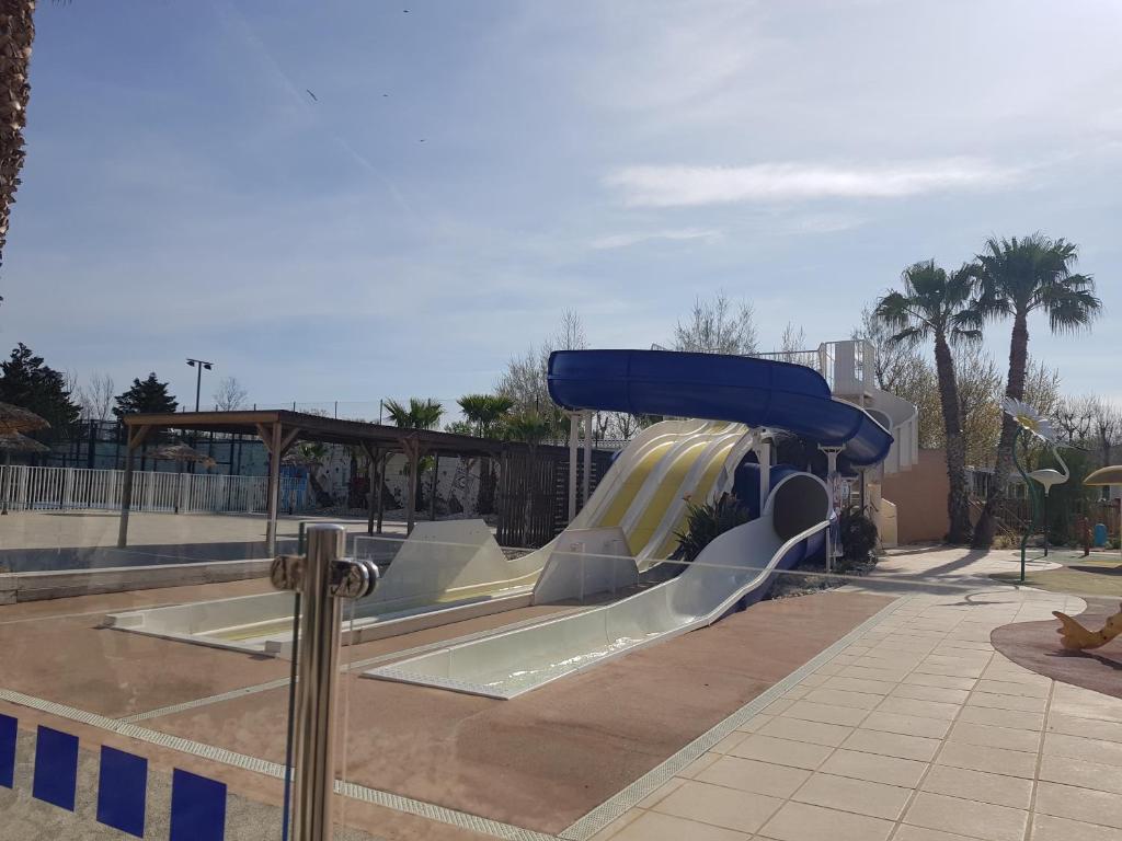 un toboggan dans un skatepark dans l'établissement mobil home 8 personnes les sables du midi, à Sérignan