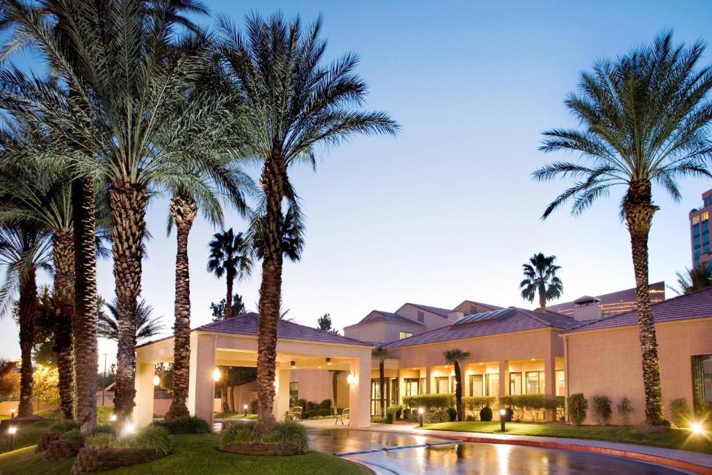 Courtyard by Marriott Las Vegas Convention Center Image