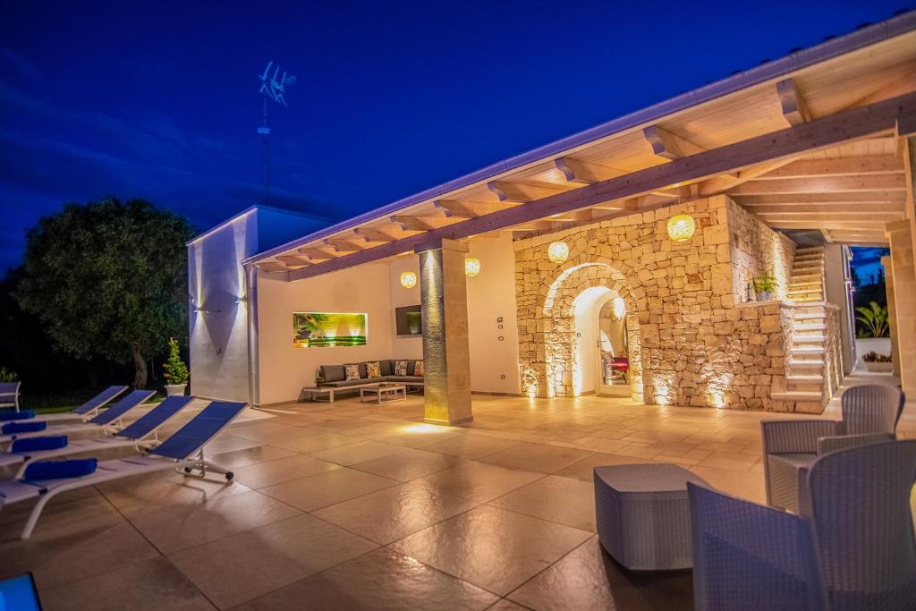 - une terrasse la nuit dans l'établissement La Carezza del Sole - Private Villa, à Francavilla Fontana