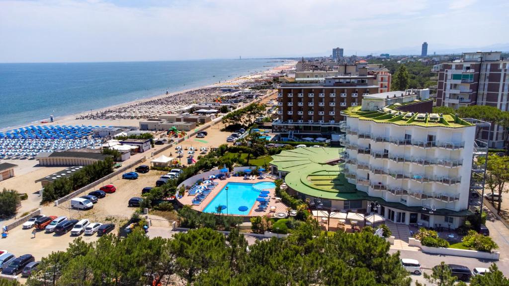 - une vue aérienne sur un hôtel et la plage dans l'établissement Hotel Bellevue Beach - sul mare, à Milano Marittima