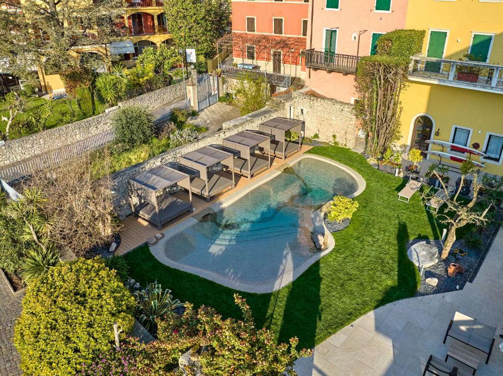 - une vue sur la piscine dans la cour dans l'établissement Lake Front Hotel Brenzone, à Brenzone