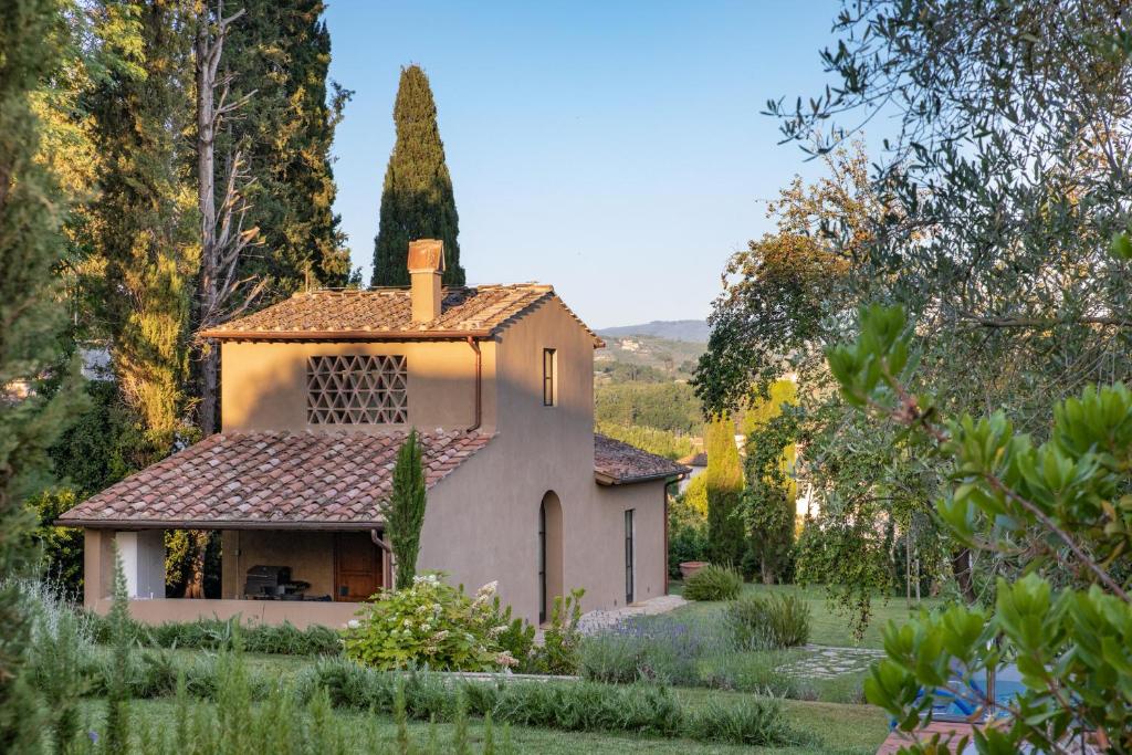 une maison au milieu d'un jardin dans l'établissement Tenuta del Podestà villa di charme, à Florence