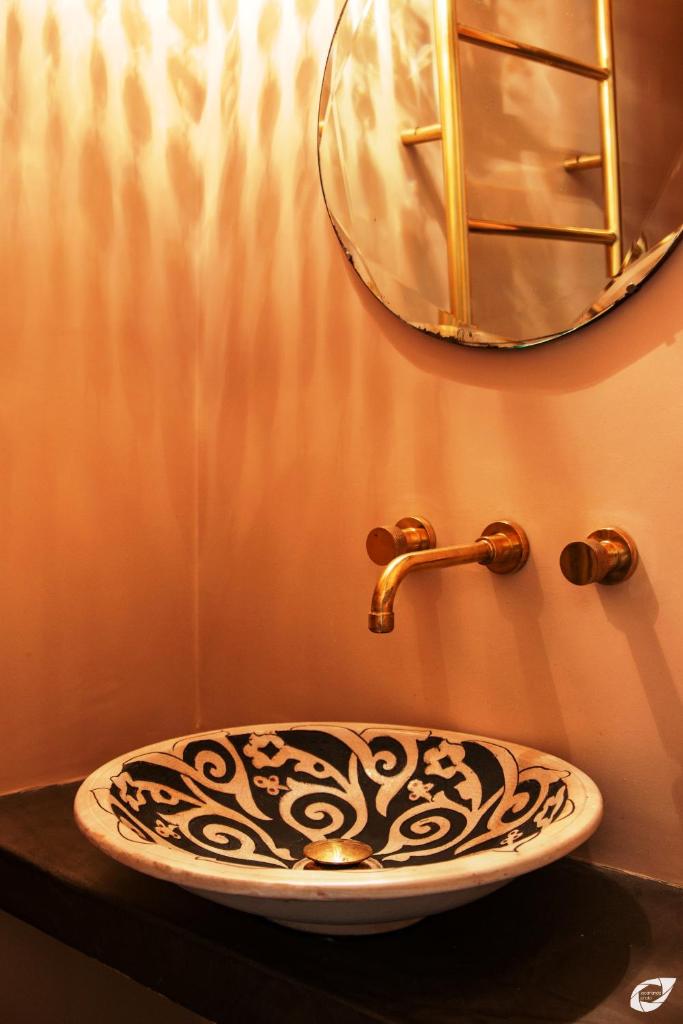 une salle de bain avec un lavabo et un miroir dans l'établissement Tenuta del Podestà villa di charme, à Florence 33 autres photos