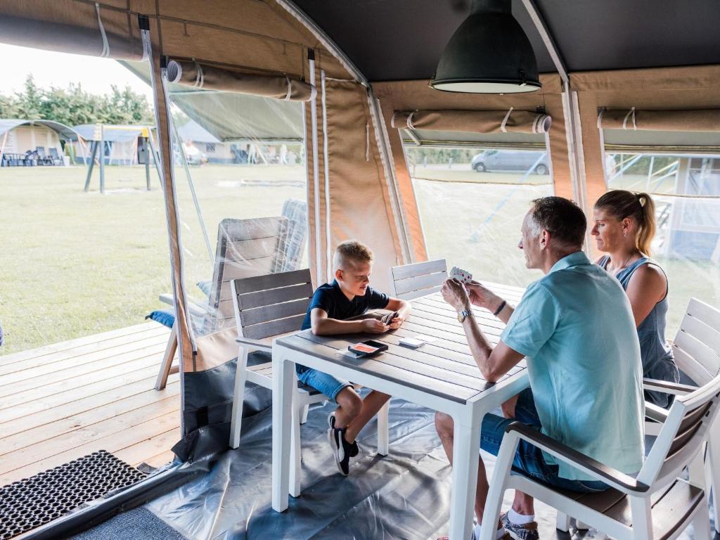Photo de la galerie de l'établissement Nice tent lodge on a child-friendly campsite, à Valades