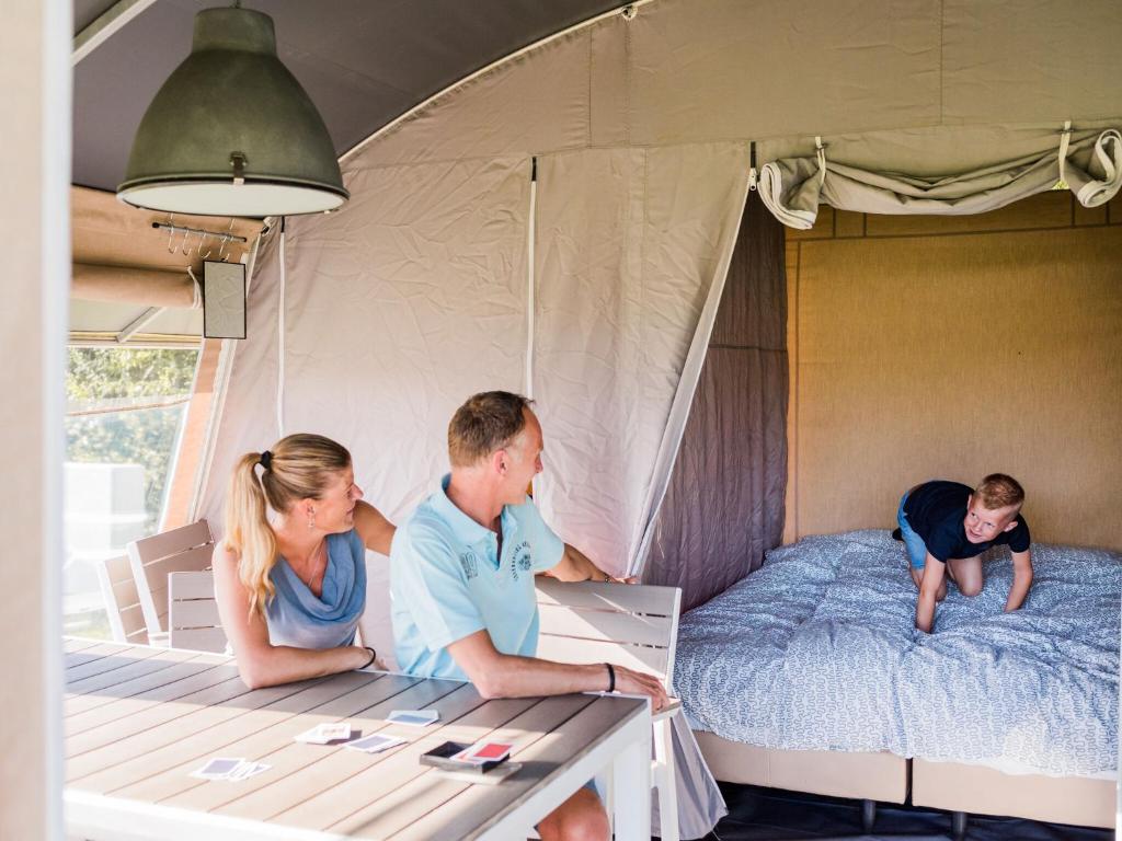 Photo de la galerie de l'établissement Nice tent lodge on a child-friendly campsite, à Valades