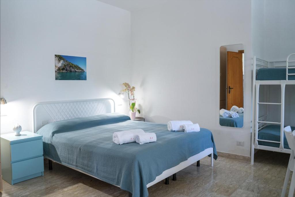 une chambre avec un lit avec deux serviettes dessus dans l'établissement Residence Adriatico, à Mattinata