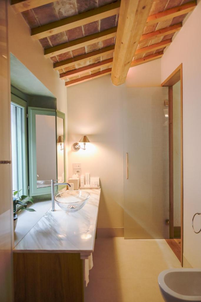 une salle de bain avec un lavabo et un miroir dans l'établissement Hidden Dalla Gioconda, à Gabicce Mare