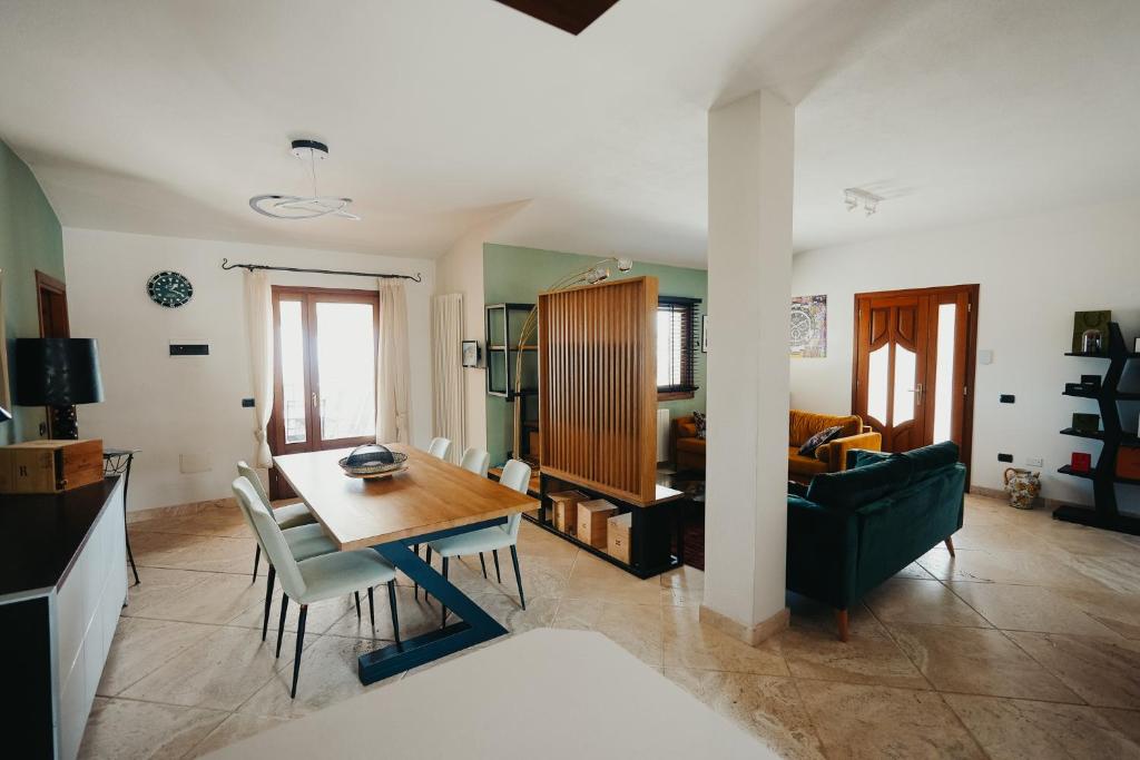 une cuisine et un salon avec une table et un canapé dans l'établissement Villa Alba Sul Mare, à Budoni