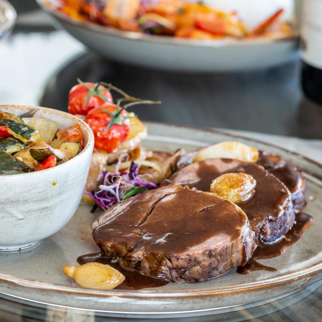 une assiette de nourriture avec du chocolat et un bol de nourriture dans l'établissement Hotel Edelweiss, à Auron 26 autres photos