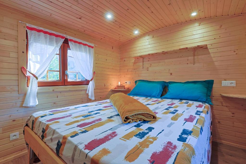 une chambre avec un lit dans une cabane en bois dans l'établissement Roulotte au cœur des vignes, Hyères, à Hyères