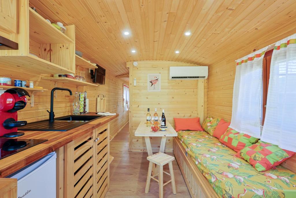 - une cuisine avec un canapé dans une petite maison dans l'établissement Roulotte au cœur des vignes, Hyères, à Hyères 24 autres photos