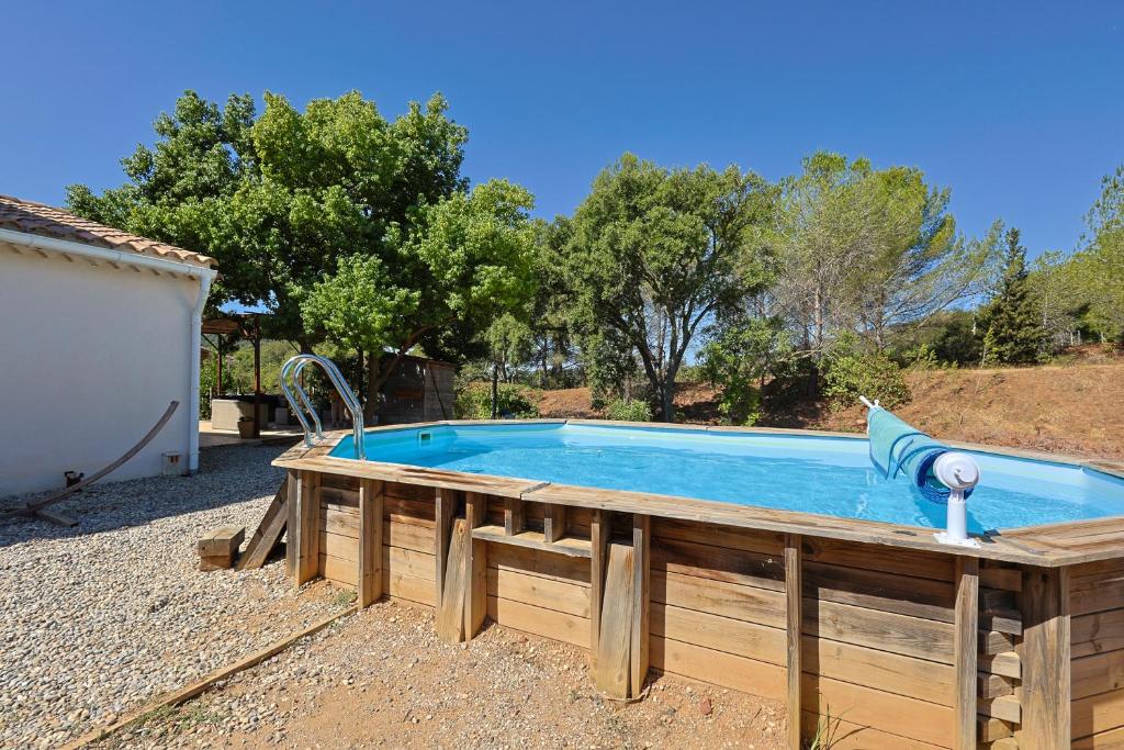 - une piscine avec un dauphin au milieu dans l'établissement Roulotte au cœur des vignes, Hyères, à Hyères