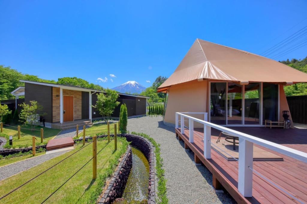une petite maison avec un toit sur un jardin dans l'établissement グランド―ム　富士忍野, à Minamitsuru