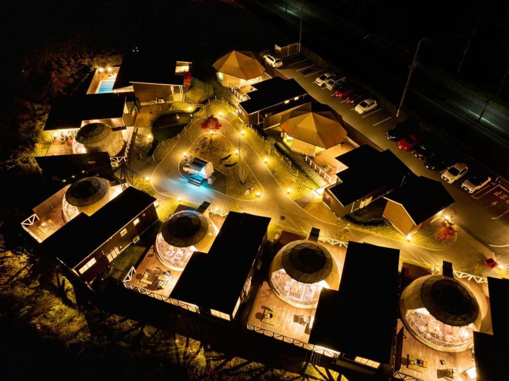 une vue de tête sur une table éclairée la nuit dans l'établissement グランド―ム　富士忍野, à Minamitsuru 19 autres photos