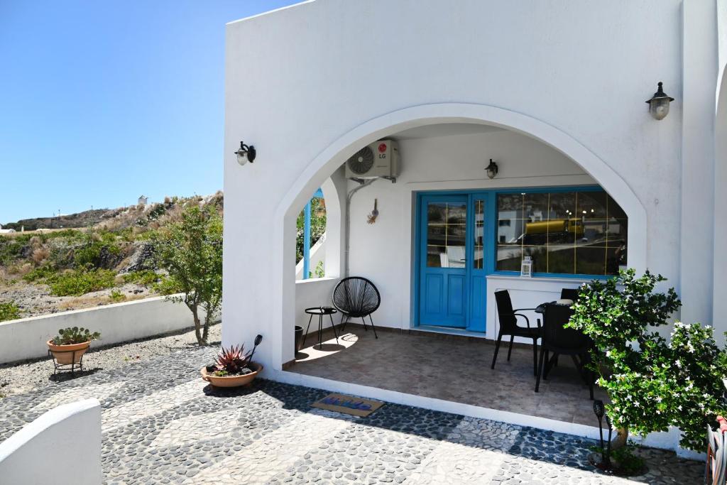 GTK Santorini Perivolos Beach House 2
