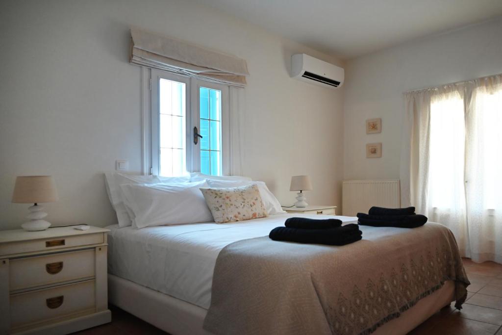 GTK Santorini Perivolos Beach House 6