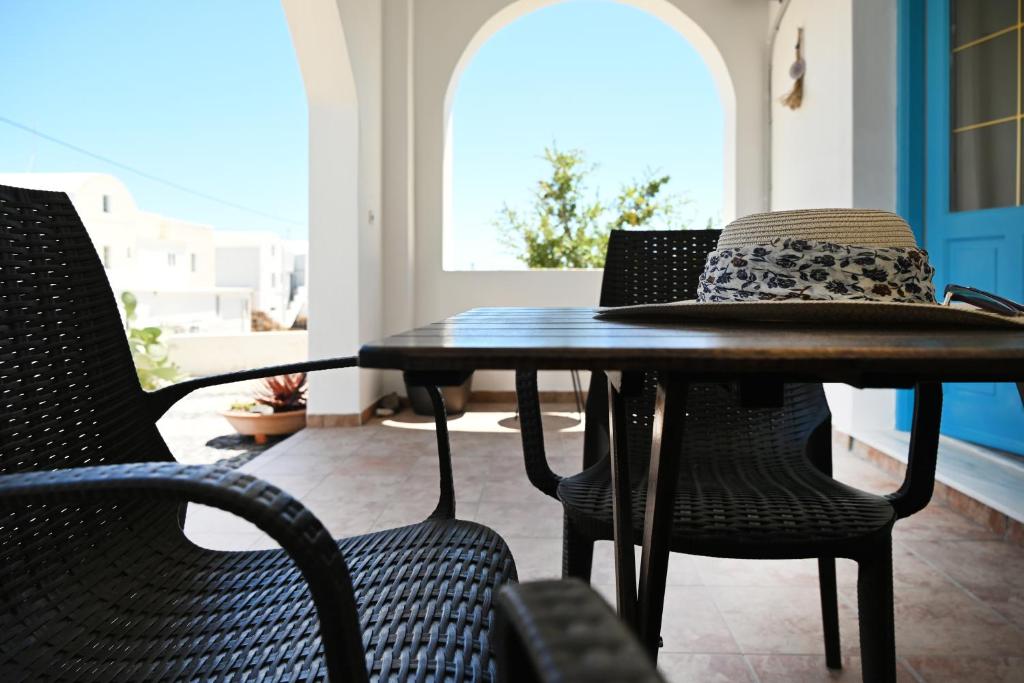 GTK Santorini Perivolos Beach House 3