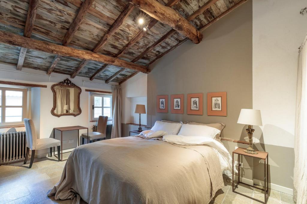 - une chambre avec un grand lit et des plafonds en bois dans l'établissement Palazzo Giusti, Understated Luxury with a Welcoming Ambience on the Hills of Lucca, à Pescaglia