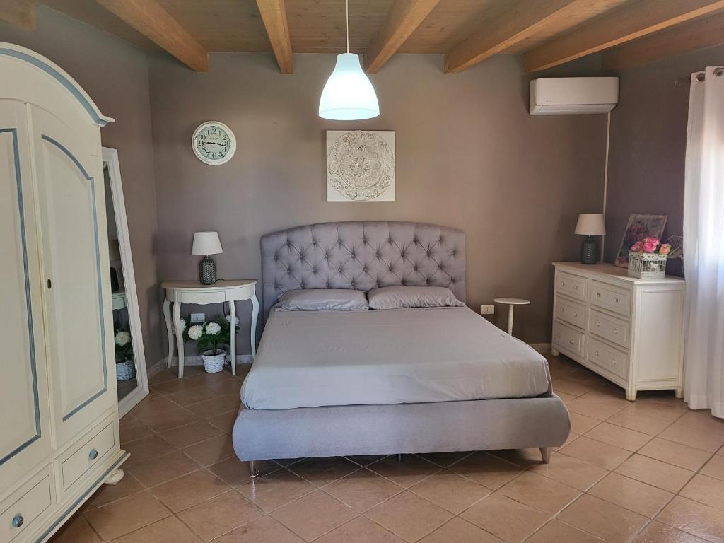 une chambre avec un grand lit et deux tables de nuit dans l'établissement Villa Rosi, à Capitana