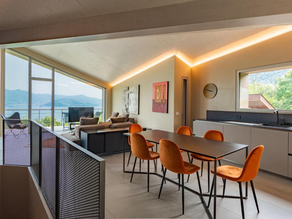 une cuisine et un salon avec une table et des chaises dans l'établissement Villa Villa Gau' by Interhome, à Riva di Solto