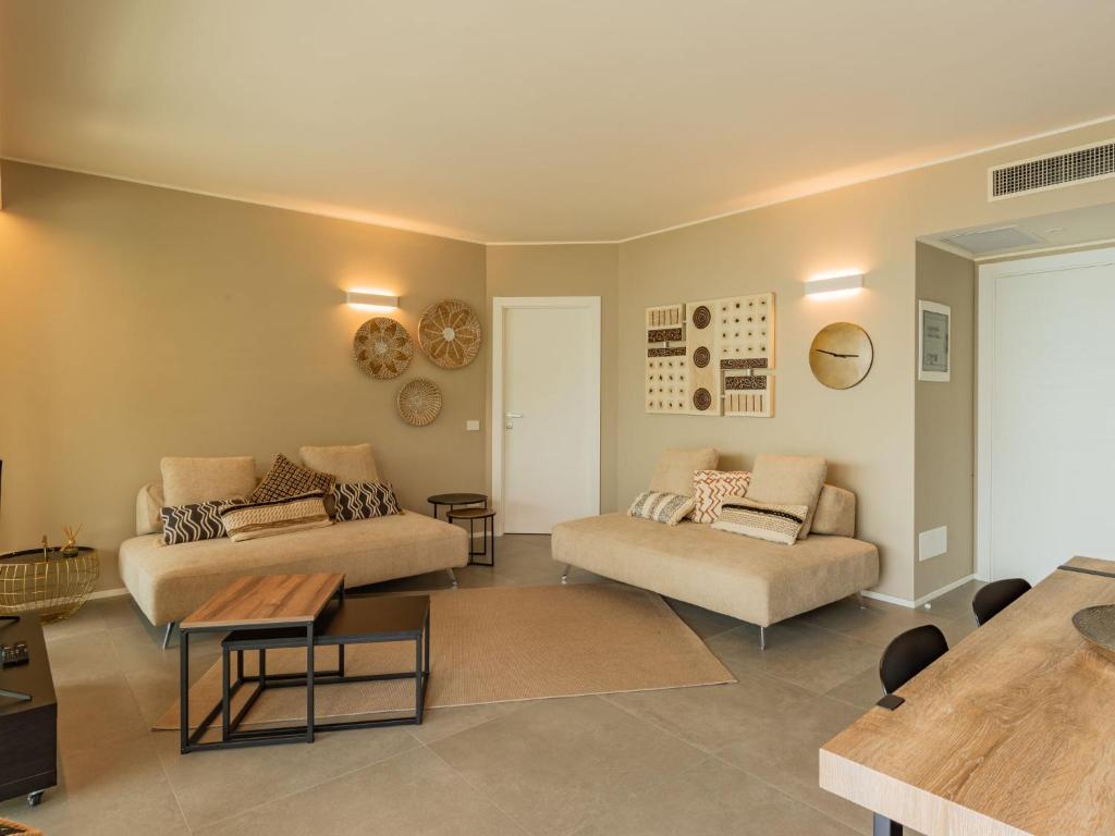 un salon avec deux canapés et une table dans l'établissement Villa Villa Gau' by Interhome, à Riva di Solto