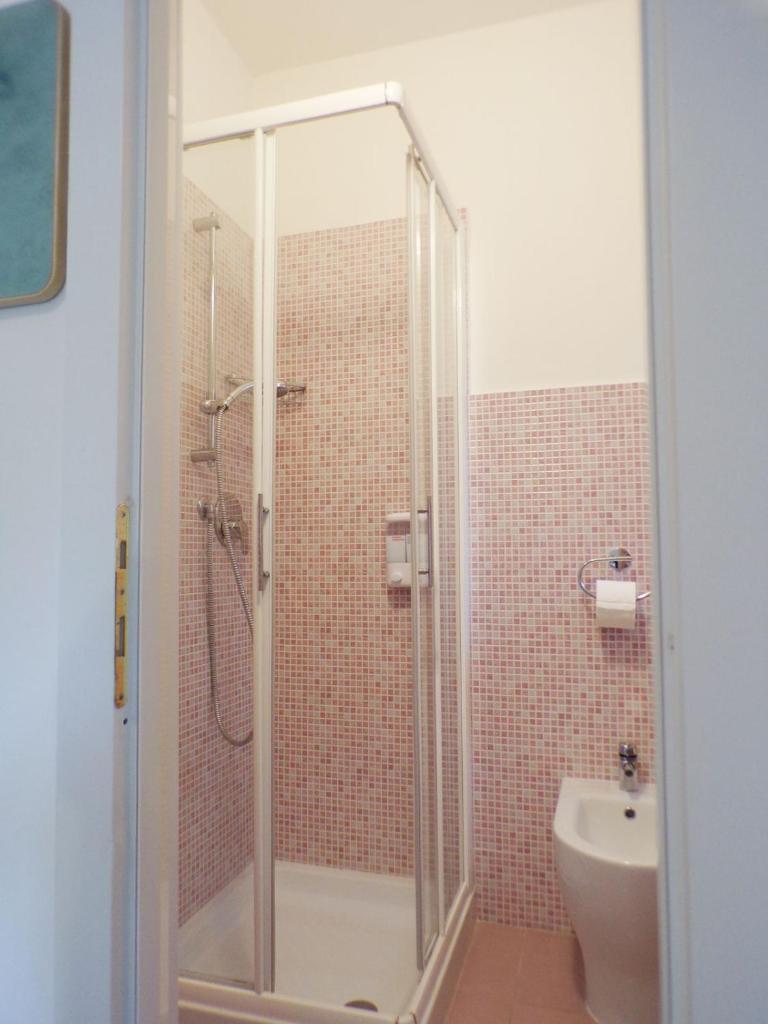 une salle de bain avec une douche avec des toilettes et un lavabo dans l'établissement Hotel Esedra, à Milano Marittima 37 autres photos