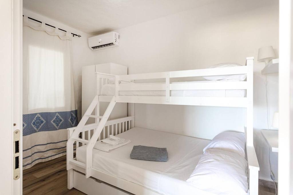 une chambre avec deux lits superposés dans une pièce dans l'établissement Villa Lara, à Cugnana