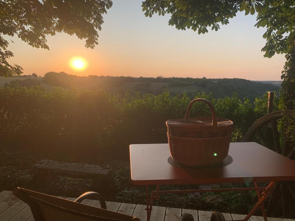 - une table de pique-nique avec un panier au coucher du soleil dans l'établissement Tente lodge la Flavignienne, à Flavigny-sur-Ozerain