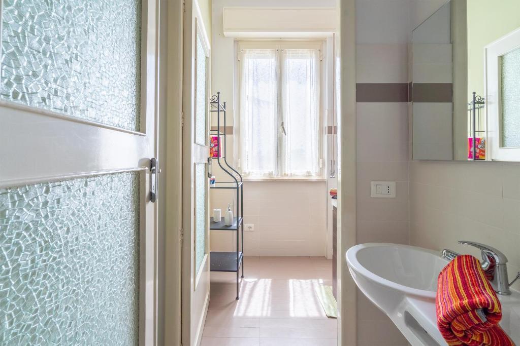 une salle de bain avec une baignoire et une fenêtre dans l'établissement Gli Ulivi, à Avola